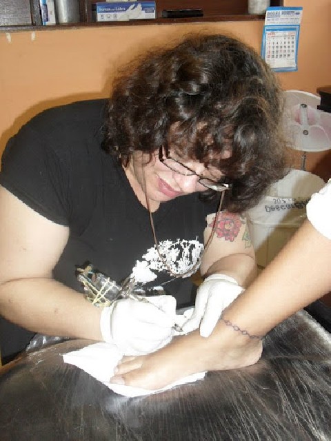 Foto 1 - criz tattoo, unhas de gel, tatuagens artisticas