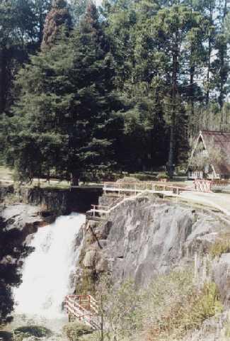 Foto 1 - Chals em meio a cachoeiras em Campos do Jordo